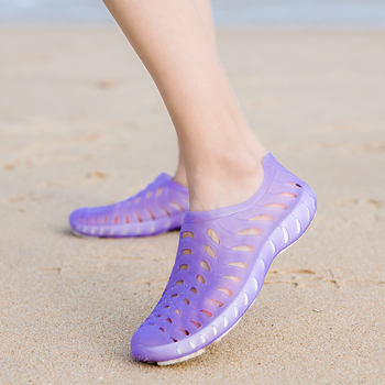 Férfi lyukas strandpapucs – PVC felsőrész, EVA talp, légáteresztő, vízálló