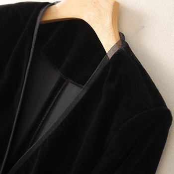 Žensko velur sako, uski kroj, ovratnik sakoa, dugi rukavi, zatvarač