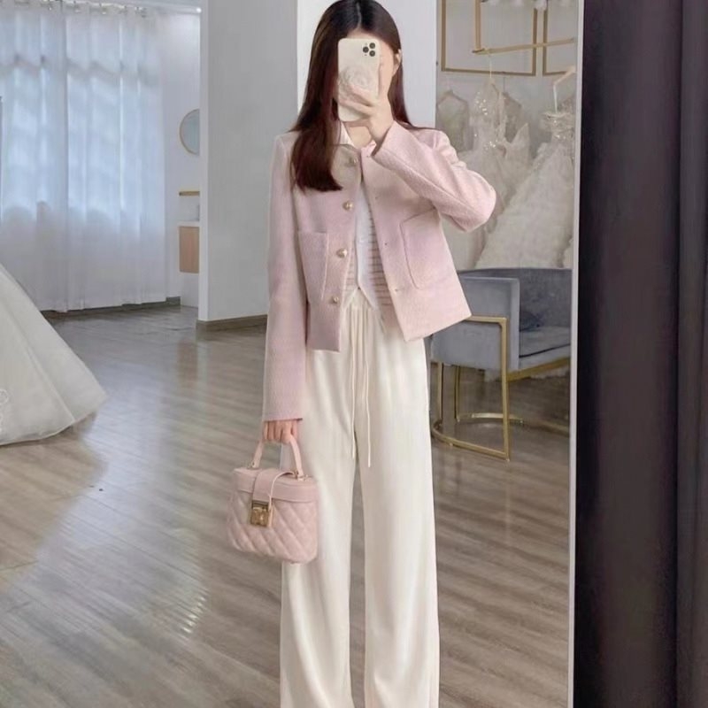 Ženski kratki sako od kostima, uski kroj, 3D uzorak, dugi rukavi, zatvara sa 3 jednostruka gumba, poliester, jesen 2024