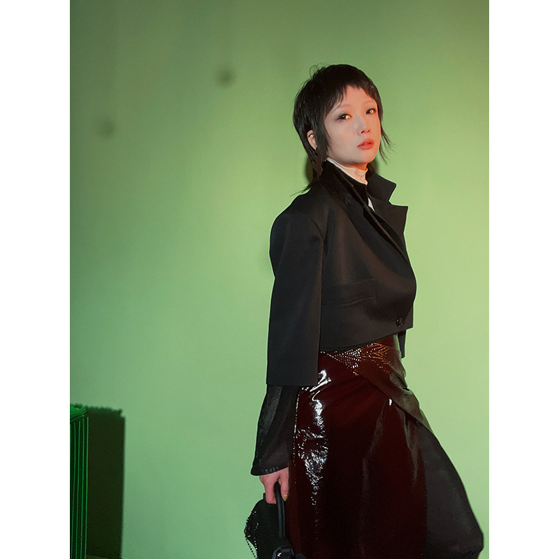 Ženski kratki sako sa stojećim ovratnikom, poliester-vuna mješavina, dugi rukavi, jednostrano kopčanje