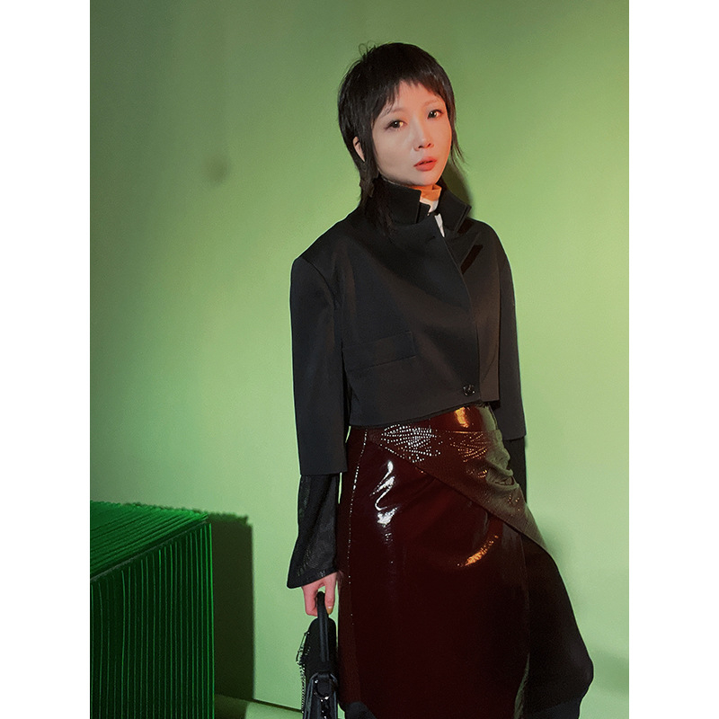 Ženski kratki sako sa stojećim ovratnikom, poliester-vuna mješavina, dugi rukavi, jednostrano kopčanje