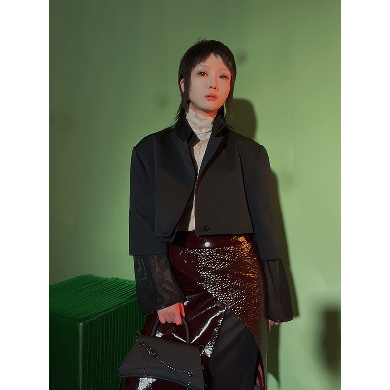 Ženski kratki sako sa stojećim ovratnikom, poliester-vuna mješavina, dugi rukavi, jednostrano kopčanje