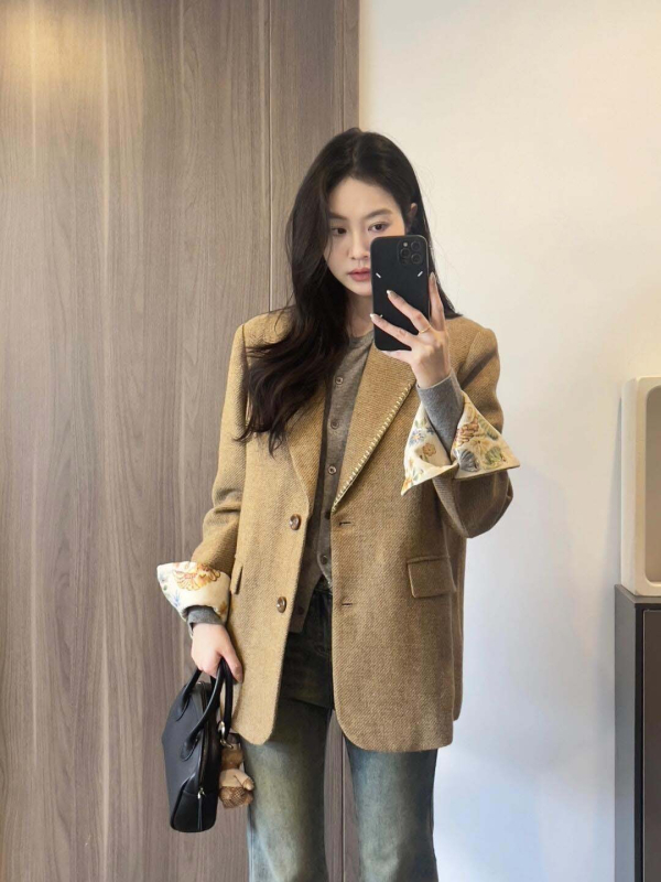 Ženski blejzer, korejski–britanski stil (V-izrez; dugi rukav; proljeće 2025)