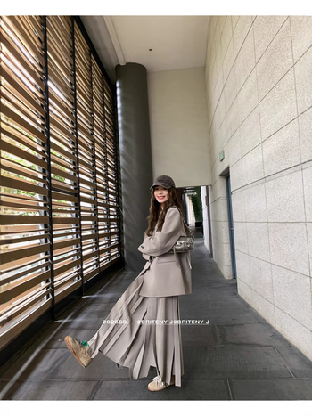 Ženski kostim set: dekonstruirani oversize blejzer i teška plisirana suknja, rever, dugi ravni rukavi, proljeće 2025