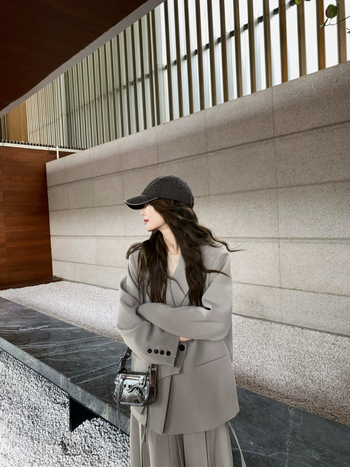 Ženski kostim set: dekonstruirani oversize blejzer i teška plisirana suknja, rever, dugi ravni rukavi, proljeće 2025