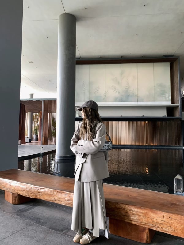 Ženski kostim set: dekonstruirani oversize blejzer i teška plisirana suknja, rever, dugi ravni rukavi, proljeće 2025