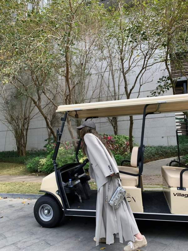 Ženski kostim set: dekonstruirani oversize blejzer i teška plisirana suknja, rever, dugi ravni rukavi, proljeće 2025