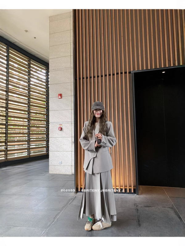 Ženski kostim set: dekonstruirani oversize blejzer i teška plisirana suknja, rever, dugi ravni rukavi, proljeće 2025