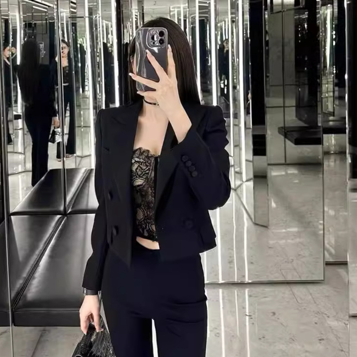 Slim-fit kratko sako s dubokim V izrezom, naglašeni struk, dvostruki red kopči na pladnju, poliester tkanina