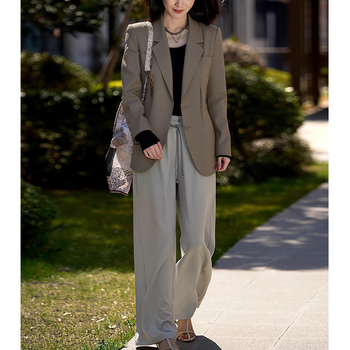 Дамски къс блейзър за костюм, полиестер-вълнена смес (70–80% полиестер, <30% вълна), костюмна яка, еднобортен, дълги ръкави, градски стил