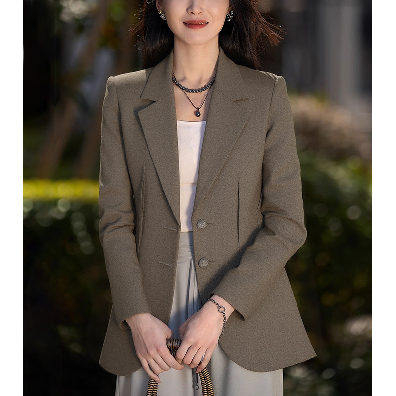 Дамски къс блейзър за костюм, полиестер-вълнена смес (70–80% полиестер, <30% вълна), костюмна яка, еднобортен, дълги ръкави, градски стил