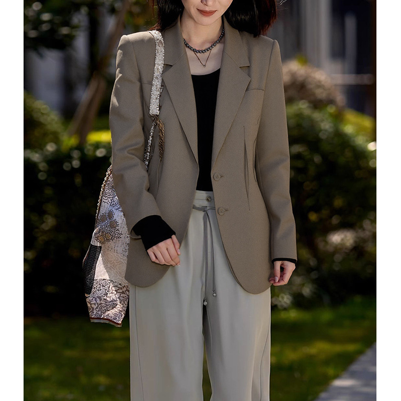 Дамски къс блейзър за костюм, полиестер-вълнена смес (70–80% полиестер, <30% вълна), костюмна яка, еднобортен, дълги ръкави, градски стил