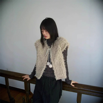 Plišana vesta bez rukava sa trakama od krzna i kuglicama, V-izrez, kratki kroj, Chenille tkanina s Spandexom, jesen 2025