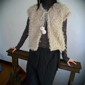 Plišana vesta bez rukava sa trakama od krzna i kuglicama, V-izrez, kratki kroj, Chenille tkanina s Spandexom, jesen 2025