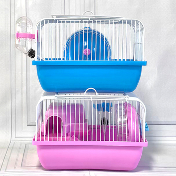 Kavez za hamstera s dvostrukim slojem u stilu dvora, uključuje točak, bocu vode i zdjelu za hranu; plastični, četvrtastog oblika, pogodna za unutarnju i vanjsku upotrebu.