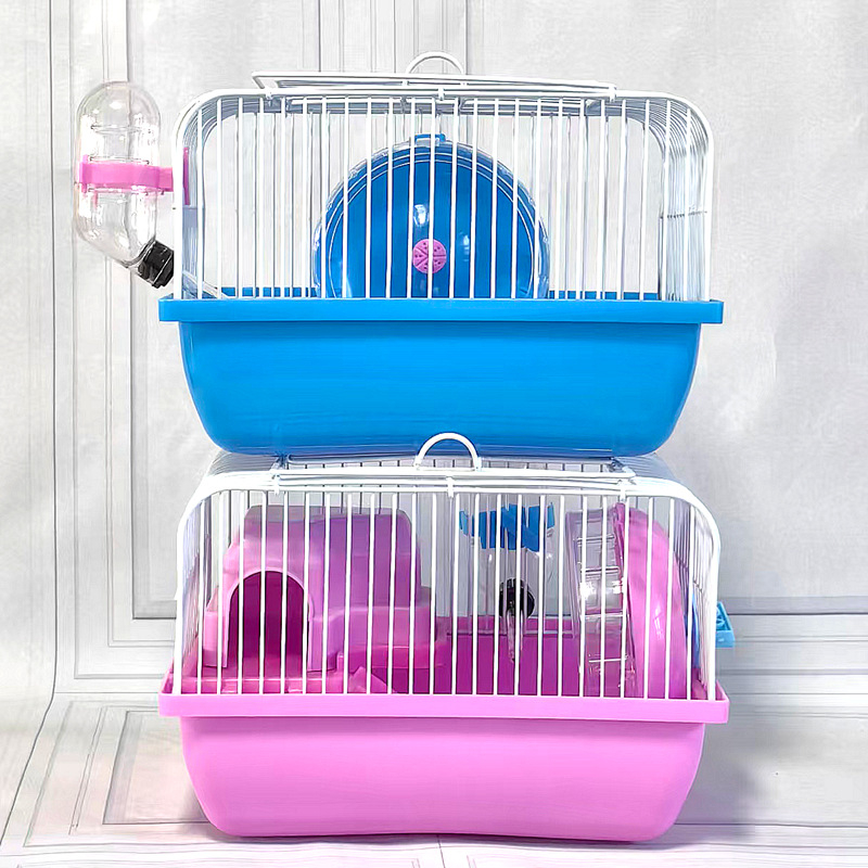 Kavez za hamstera s dvostrukim slojem u stilu dvora, uključuje točak, bocu vode i zdjelu za hranu; plastični, četvrtastog oblika, pogodna za unutarnju i vanjsku upotrebu.