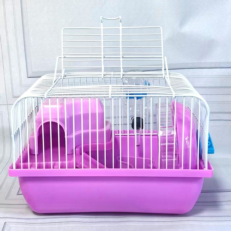 Kavez za hamstera s dvostrukim slojem u stilu dvora, uključuje točak, bocu vode i zdjelu za hranu; plastični, četvrtastog oblika, pogodna za unutarnju i vanjsku upotrebu.