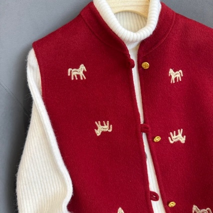 Ženska vesta u kineskom stilu sa stojećim ovratnikom, vuneni materijal s poliesterom, punjenje poliester-pamut, standardna dužina 50–65 cm, zima 2025