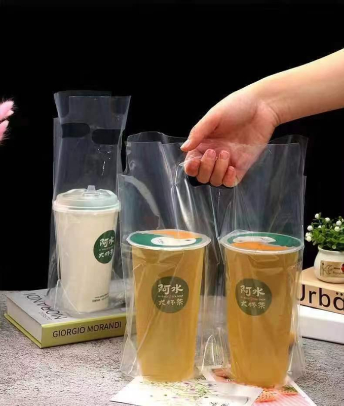 Pungi transparente din film moale pentru băuturi, la take-away — grosime 8 silk, capacitate până la 1000 ml, de unică folosință cu mâner, producție zilnică 200000