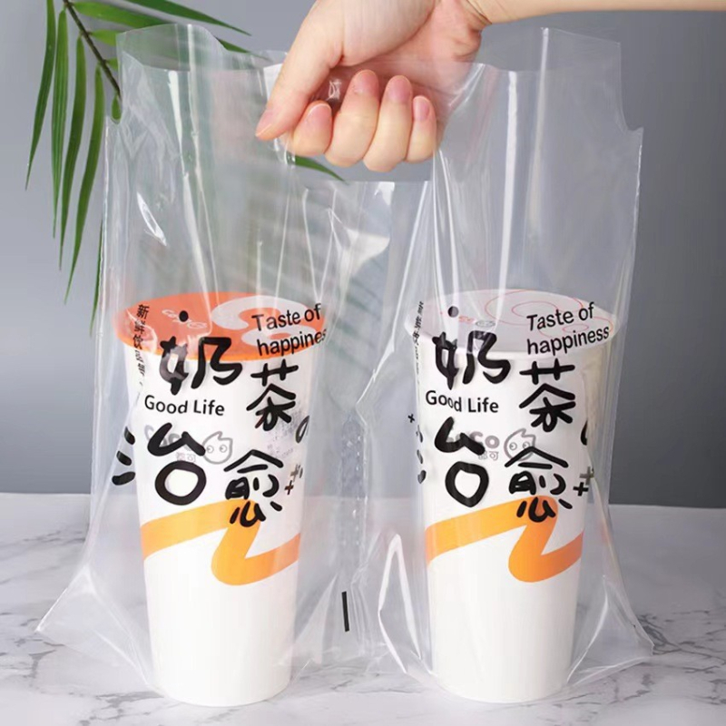 Pungi transparente din film moale pentru băuturi, la take-away — grosime 8 silk, capacitate până la 1000 ml, de unică folosință cu mâner, producție zilnică 200000