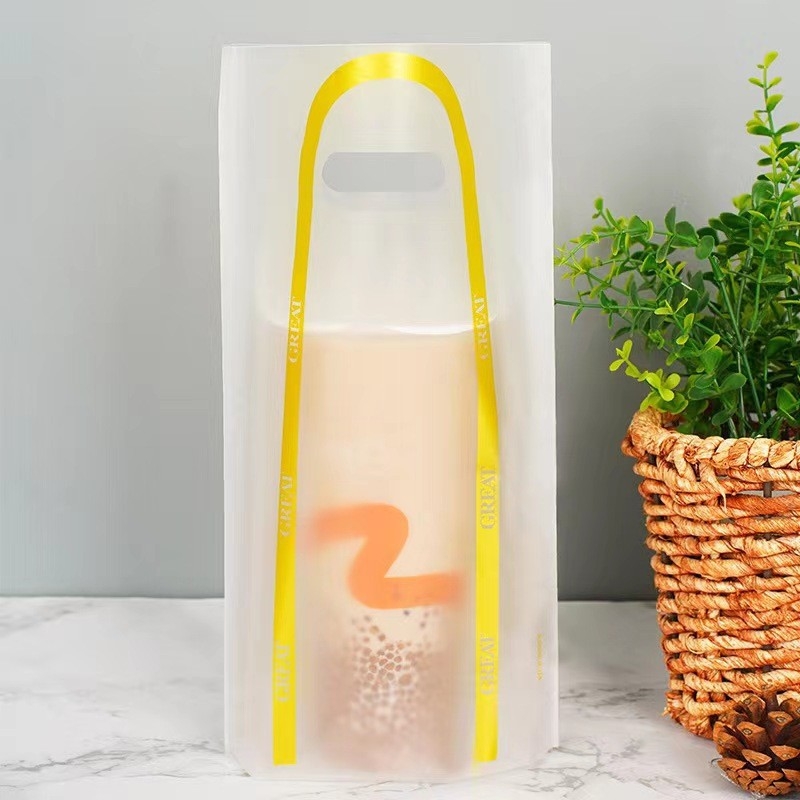 Pungi transparente din film moale pentru băuturi, la take-away — grosime 8 silk, capacitate până la 1000 ml, de unică folosință cu mâner, producție zilnică 200000