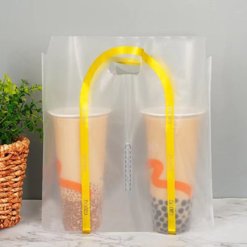 Pungi transparente din film moale pentru băuturi, la take-away — grosime 8 silk, capacitate până la 1000 ml, de unică folosință cu mâner, producție zilnică 200000