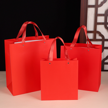 Geantă cadou festivă, cu nituri întărite și design gravat; carton; posibilitatea imprimării logo-ului; personalizabil; modelul 007