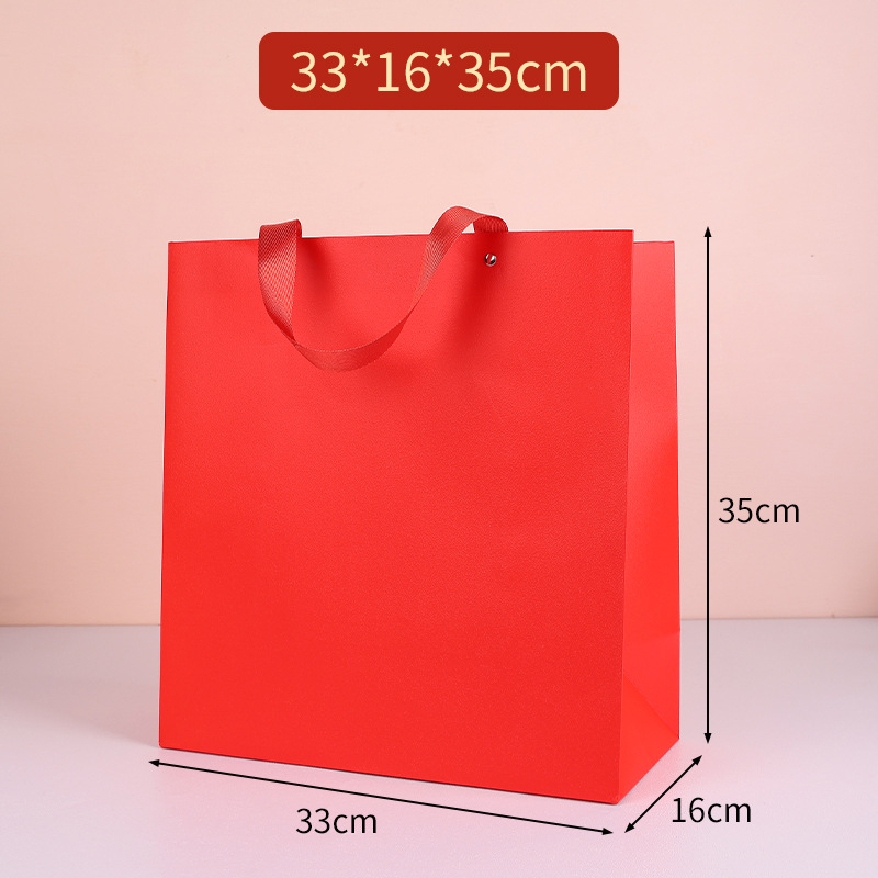 Geantă cadou festivă, cu nituri întărite și design gravat; carton; posibilitatea imprimării logo-ului; personalizabil; modelul 007