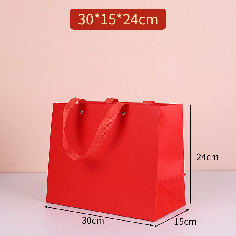 Geantă cadou festivă, cu nituri întărite și design gravat; carton; posibilitatea imprimării logo-ului; personalizabil; modelul 007