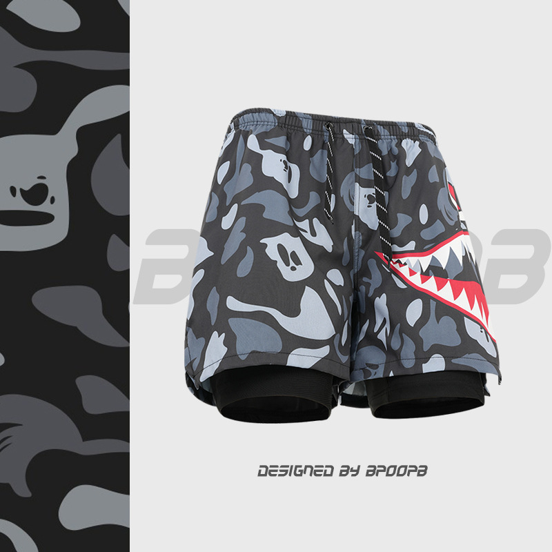 Muške kupaće hlače s maskirnim uzorkom Camo Shark – dvostruki sloj, brzo se suše, poliester materijal, podstava od najlona (90% poliester sadržaj)