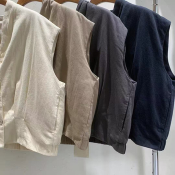 Bez rukava vest s V-izrezom, pamučno punilo, trodimenzionalni kroj, duljina 50–65 cm, kopčanje u jednom redu (Jesen 2025)