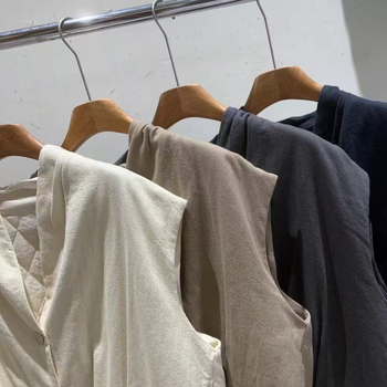 Bez rukava vest s V-izrezom, pamučno punilo, trodimenzionalni kroj, duljina 50–65 cm, kopčanje u jednom redu (Jesen 2025)