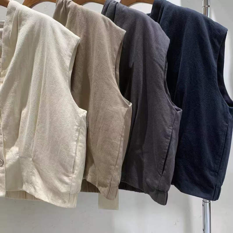 Bez rukava vest s V-izrezom, pamučno punilo, trodimenzionalni kroj, duljina 50–65 cm, kopčanje u jednom redu (Jesen 2025)