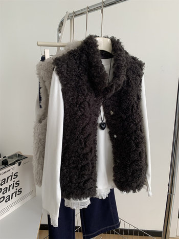 Ženski vest od vunene smjese sa stojećim ovratnikom, jednobojan, udoban kroj, kopče u jednom redu, retro stil.