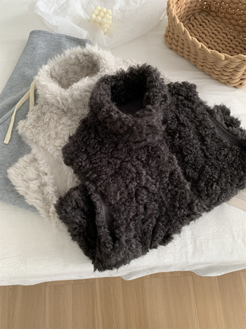 Ženski vest od vunene smjese sa stojećim ovratnikom, jednobojan, udoban kroj, kopče u jednom redu, retro stil.