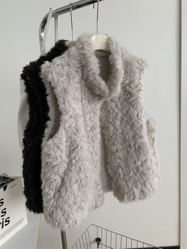 Ženski vest od vunene smjese sa stojećim ovratnikom, jednobojan, udoban kroj, kopče u jednom redu, retro stil.
