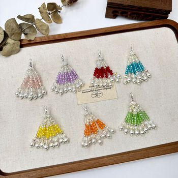 Ručni izradeni viseći privjesak od perlica; materijal: staklo i lazulit; originalni dizajn s ključem; uzorak: srce, kapljica, zvončić; proljeće 2025 izlazi