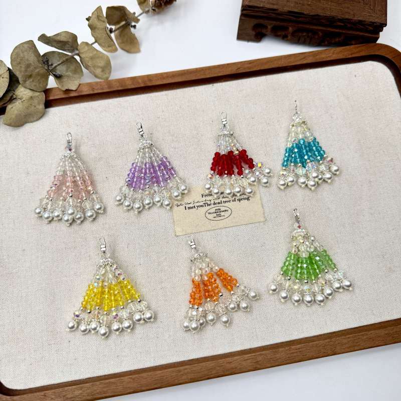 Ručni izradeni viseći privjesak od perlica; materijal: staklo i lazulit; originalni dizajn s ključem; uzorak: srce, kapljica, zvončić; proljeće 2025 izlazi