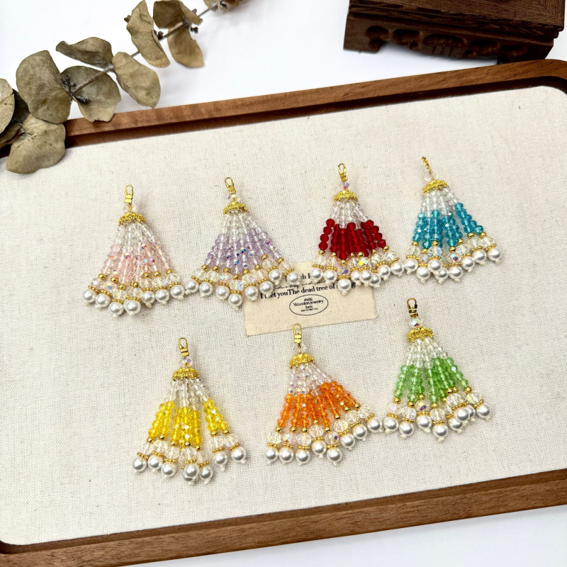 Ručni izradeni viseći privjesak od perlica; materijal: staklo i lazulit; originalni dizajn s ključem; uzorak: srce, kapljica, zvončić; proljeće 2025 izlazi