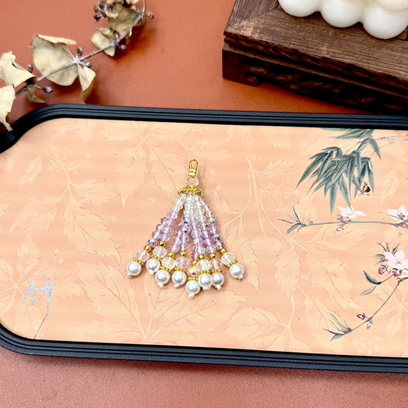 Ručni izradeni viseći privjesak od perlica; materijal: staklo i lazulit; originalni dizajn s ključem; uzorak: srce, kapljica, zvončić; proljeće 2025 izlazi