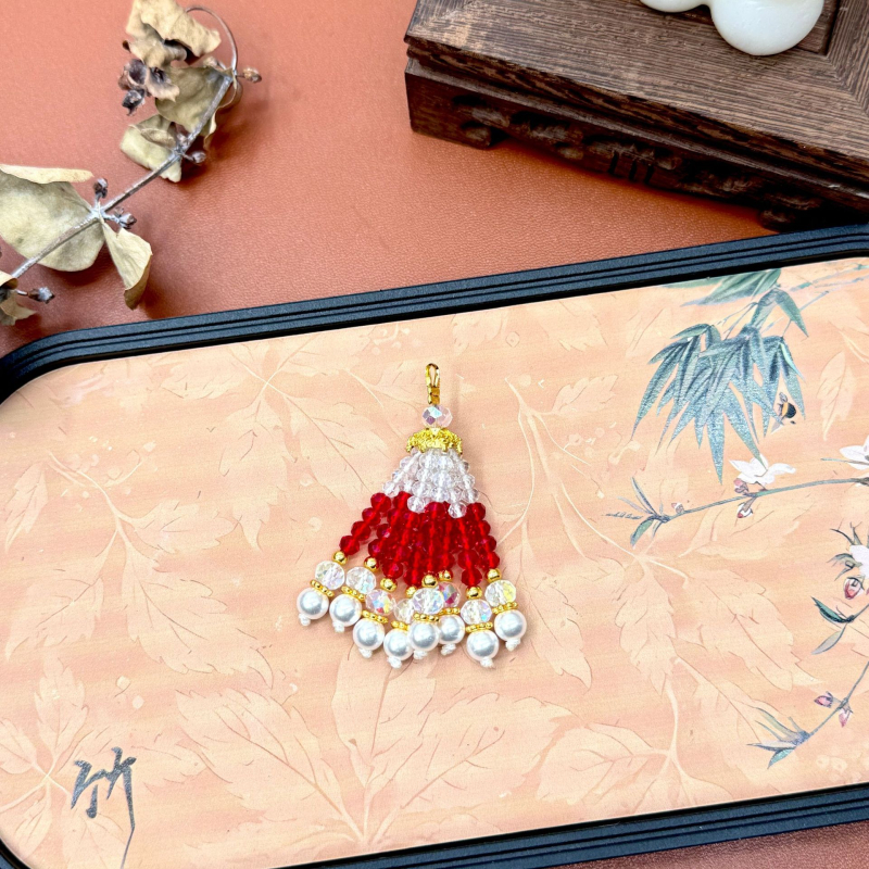 Ručni izradeni viseći privjesak od perlica; materijal: staklo i lazulit; originalni dizajn s ključem; uzorak: srce, kapljica, zvončić; proljeće 2025 izlazi