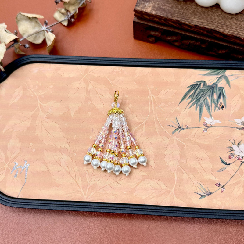 Ručni izradeni viseći privjesak od perlica; materijal: staklo i lazulit; originalni dizajn s ključem; uzorak: srce, kapljica, zvončić; proljeće 2025 izlazi