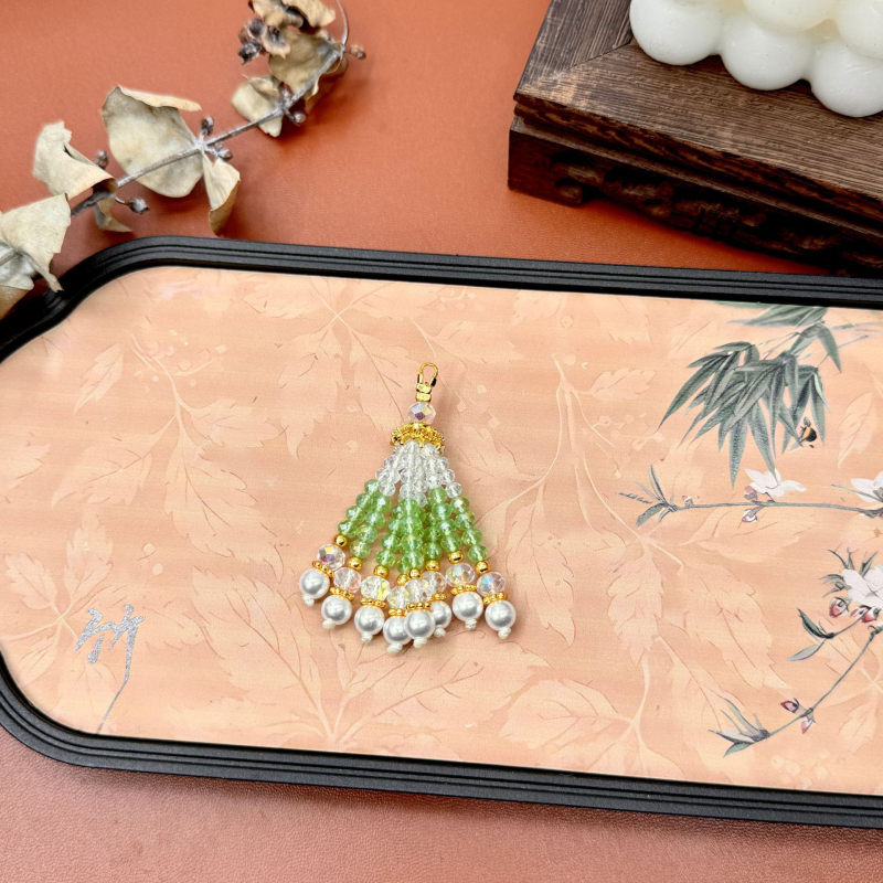 Ručni izradeni viseći privjesak od perlica; materijal: staklo i lazulit; originalni dizajn s ključem; uzorak: srce, kapljica, zvončić; proljeće 2025 izlazi