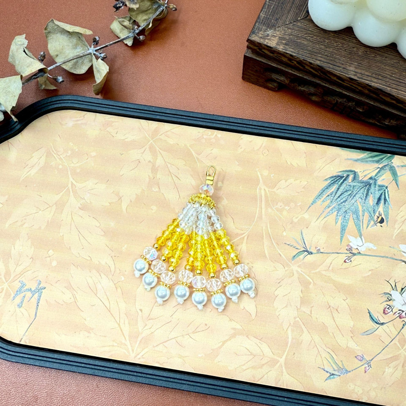 Ručni izradeni viseći privjesak od perlica; materijal: staklo i lazulit; originalni dizajn s ključem; uzorak: srce, kapljica, zvončić; proljeće 2025 izlazi