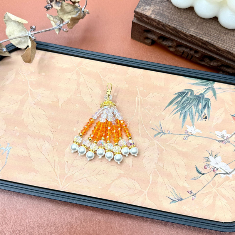 Ručni izradeni viseći privjesak od perlica; materijal: staklo i lazulit; originalni dizajn s ključem; uzorak: srce, kapljica, zvončić; proljeće 2025 izlazi