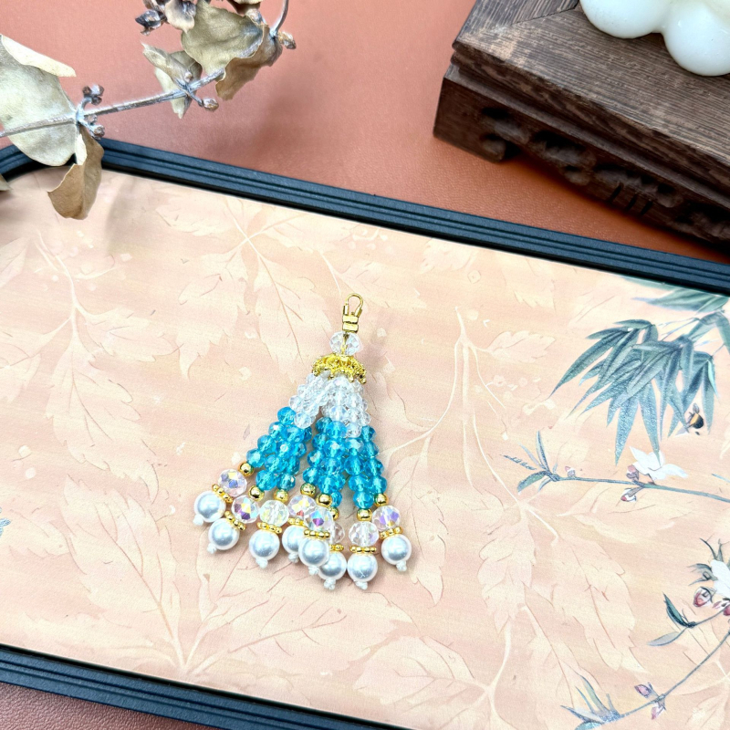 Ručni izradeni viseći privjesak od perlica; materijal: staklo i lazulit; originalni dizajn s ključem; uzorak: srce, kapljica, zvončić; proljeće 2025 izlazi