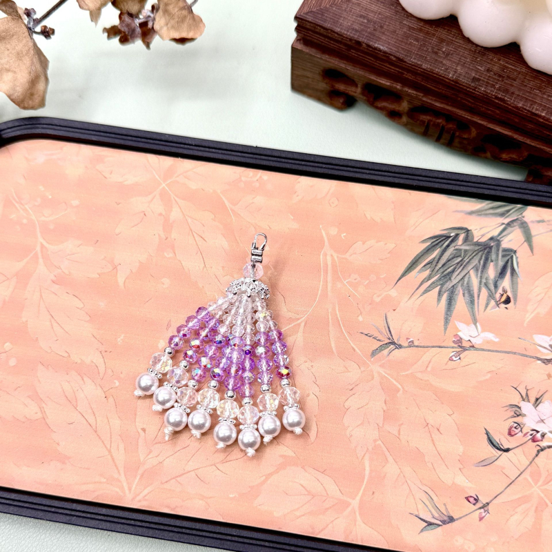 Ručni izradeni viseći privjesak od perlica; materijal: staklo i lazulit; originalni dizajn s ključem; uzorak: srce, kapljica, zvončić; proljeće 2025 izlazi