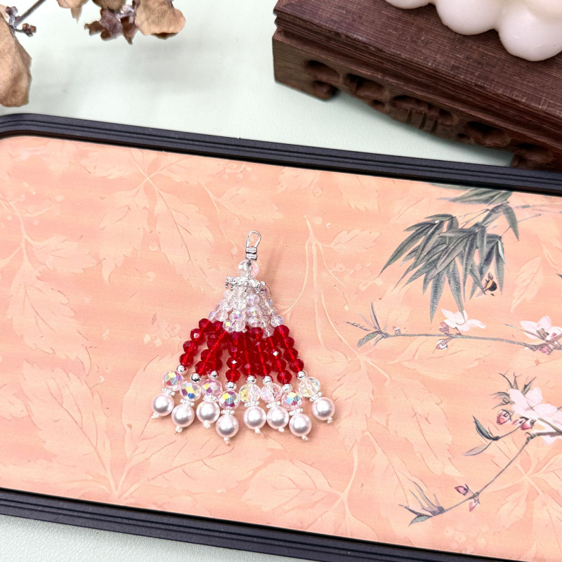 Ručni izradeni viseći privjesak od perlica; materijal: staklo i lazulit; originalni dizajn s ključem; uzorak: srce, kapljica, zvončić; proljeće 2025 izlazi