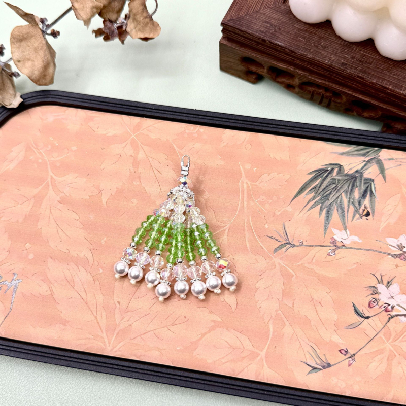 Ručni izradeni viseći privjesak od perlica; materijal: staklo i lazulit; originalni dizajn s ključem; uzorak: srce, kapljica, zvončić; proljeće 2025 izlazi