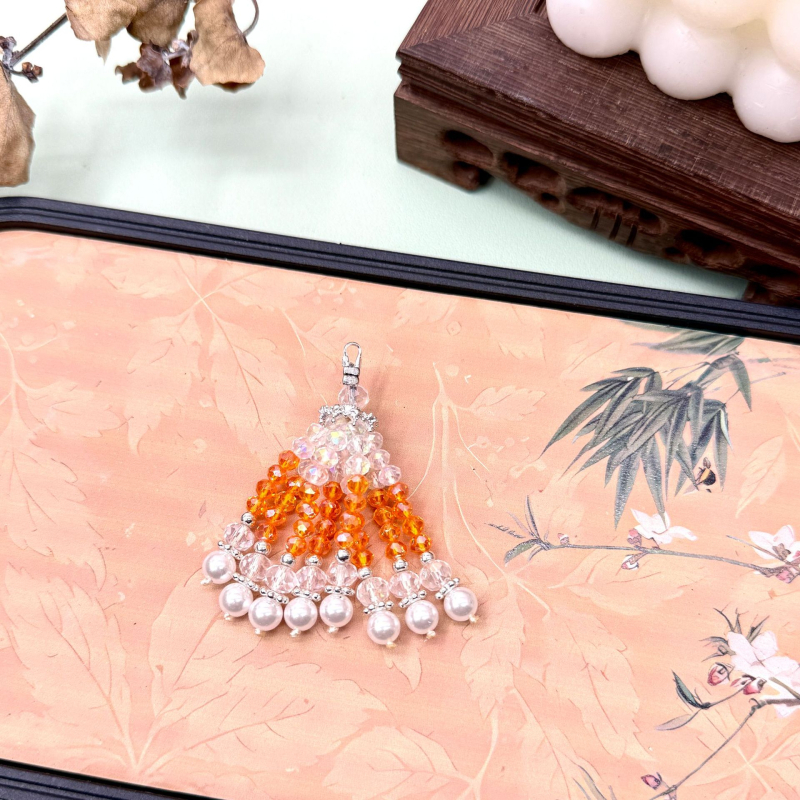 Ručni izradeni viseći privjesak od perlica; materijal: staklo i lazulit; originalni dizajn s ključem; uzorak: srce, kapljica, zvončić; proljeće 2025 izlazi